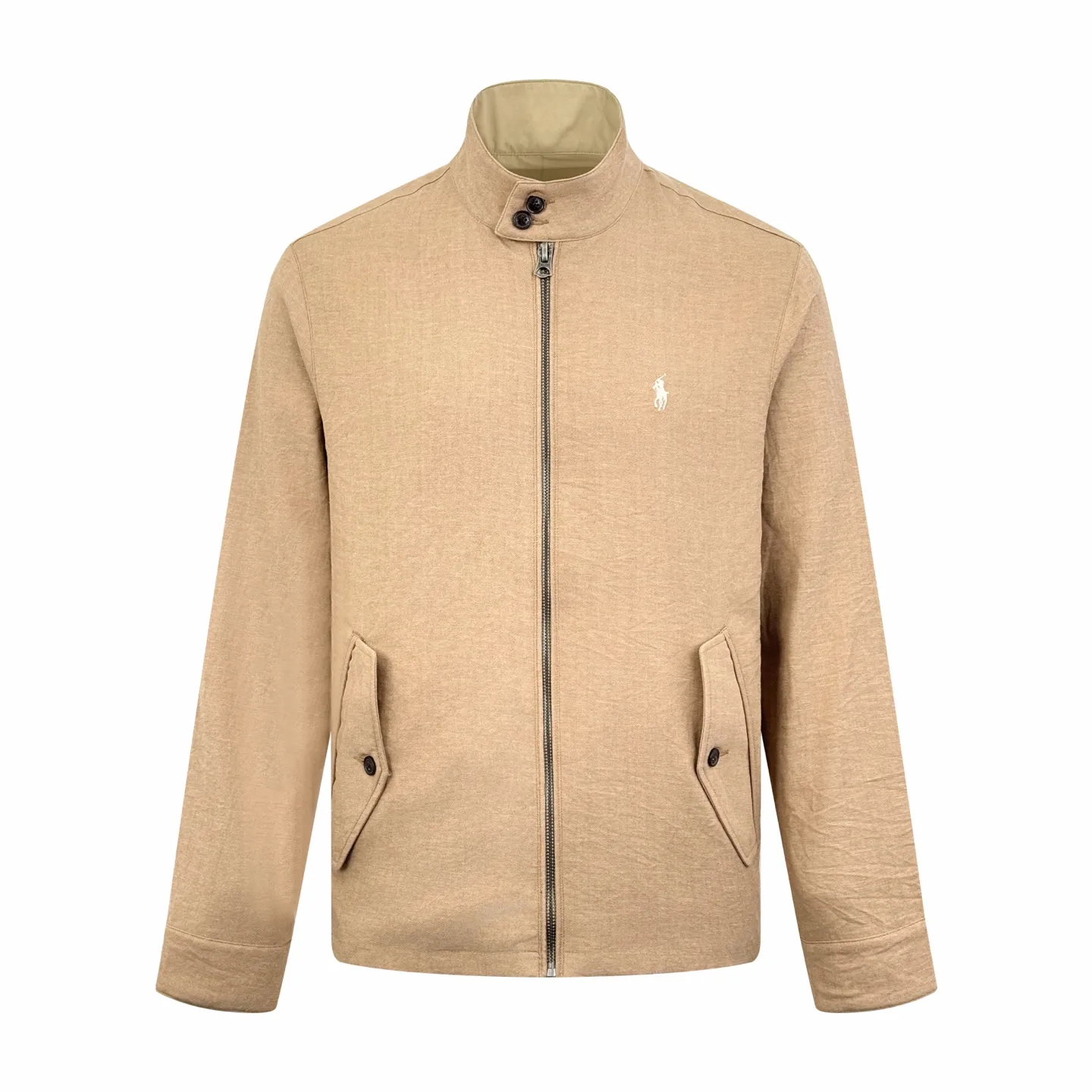 P580 Ralph Lauren logo embroidered reversible jacket, custom matte moire taffeta and twill jacquard brocade, light and tough, smooth drape, comfortable and skin-friendly, khaki brown tone, calm and noble, twin clothes, unlimited style. One side is decorated with twill jacquard brocade, which has its own retro filter, like the pocket watch gear of an old-school gentleman. The other side is made of matte moiré taffeta, which brings a sense of relaxation and casual leisure genes. Exquisite pony logo is embellished throughout, making it highly recognizable. The classic stand-up collar is tied with three hidden buckle tabs. Simplicity dominates complexity. The design philosophy hidden in the details. Double-sided style. One garment hides old money and relaxation. Process 1: Use imported machine embroidery technology. Use advanced computer control system and precise mechanical components to realize the iconic pony embroidery operation. High precision. The lines are smooth and delicate. Process 2: Template machine bag opening. Preset templates guide the position of opening the bag. The accuracy of the shape and size ensures the quality of the bag opening effect. Process 3: Ergonomic three-dimensional cutting returns to traditional craftsmanship through segmentation, folding, shrinking, and stretching techniques. The so-called slow work produces fine work, which is respect for the material and the pursuit of feel. Complex workmanship, tedious, slow timeliness, and high loss. Process 4: The fabrics are washed carefully, the hand feel and texture are better, not easy to deform, not easy to shrink, not easy to fade, and maintain long-term beauty. Accessories: Customized 1:1 Ralph Lauren fruit buckle Customized 1:1 Ralph Lauren zipper Customized 1:1 Ralph Lauren slider Customized 1:1 Ralph Lauren trademark Version: Fitted version Function: Reversible, free to match Size: S M L XL Style number: 25298